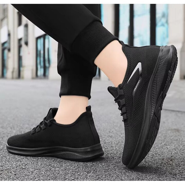 Paio di scarpe uomo slip-on casual, ammortizzate con supporto plantare. Comfort ideale per il passeggio, traspiranti e leggere.