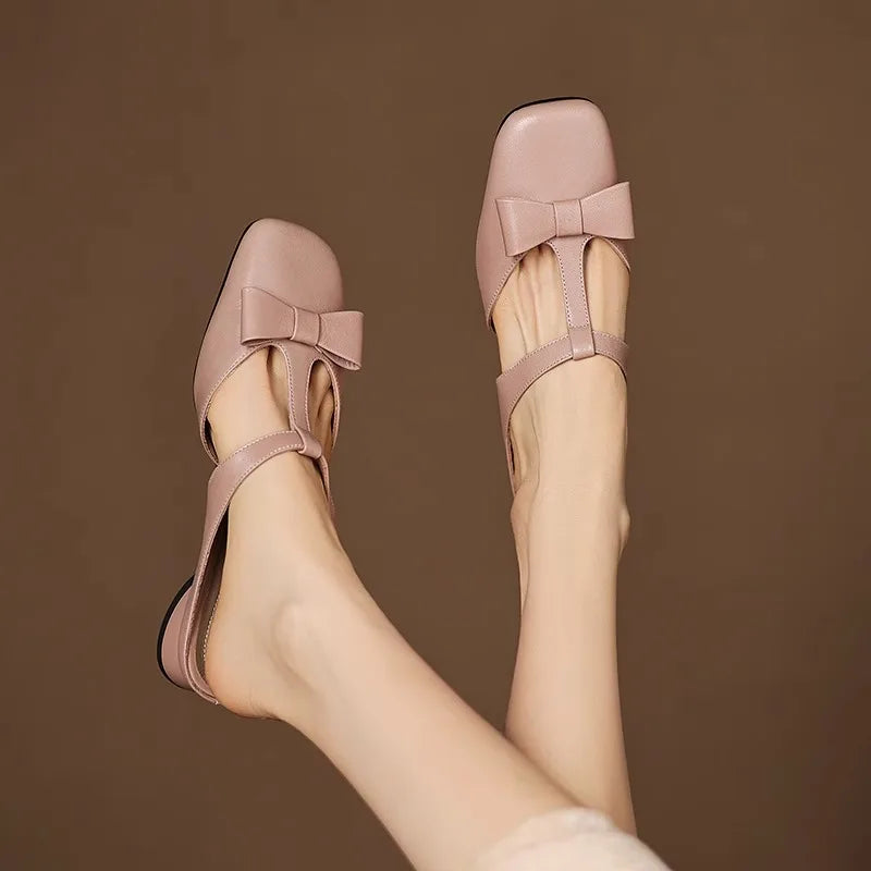 Sandali mule donna slip-on con tacco largo e fiocco chic. Perfette per moda donna estiva ed eventi eleganti.