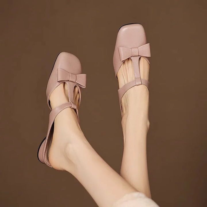 Sandali mule donna slip-on con tacco largo e fiocco chic. Perfette per moda donna estiva ed eventi eleganti.