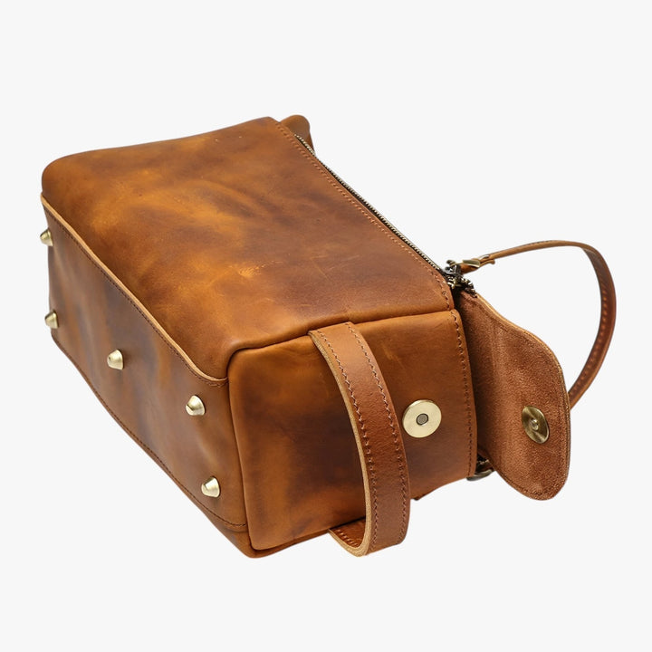 Beauty case uomo multiscomparto nero, perfetto per organizzare accessori da viaggio e prodotti da toilette.