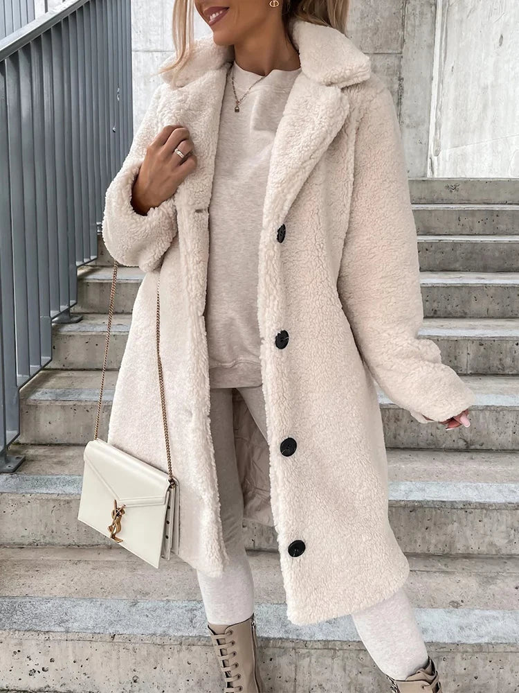 Comodo cappotto lungo invernale da donna color beige. Caldo e perfetto per la moda donna elegante.