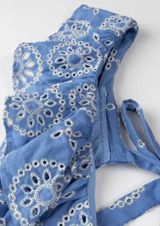 Vestito maxi donna con ricami delicati, schiena scoperta profonda, outfit estivo sofisticato.