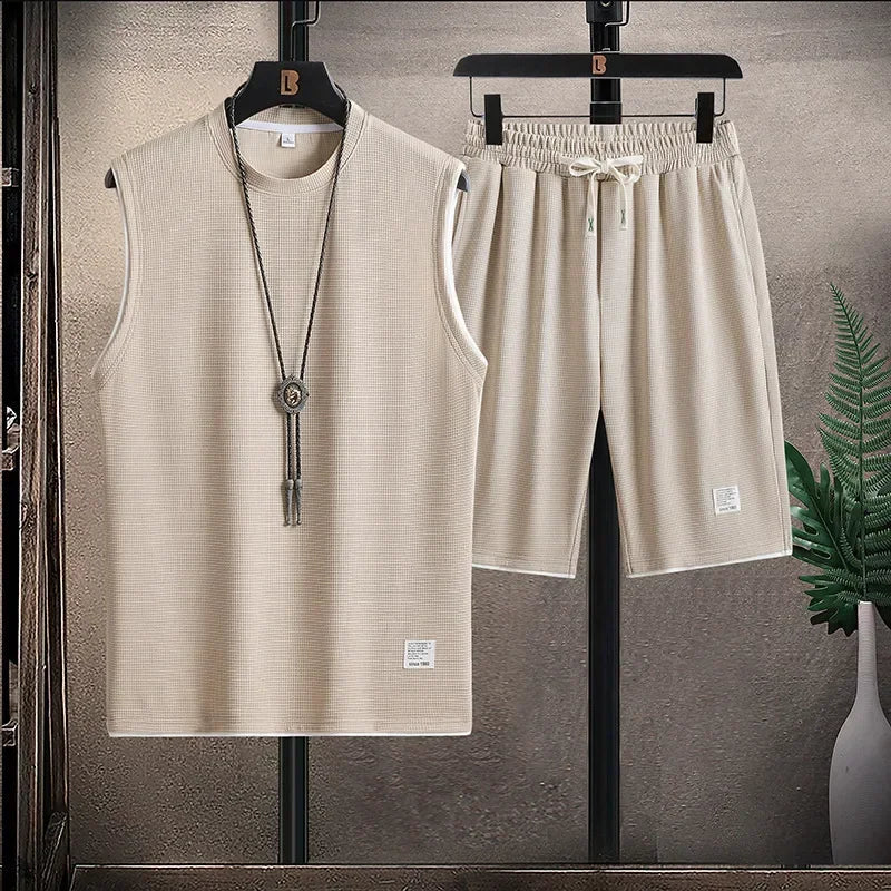 Completo due pezzi uomo estivo con canotta e shorts nido d'ape. Pantaloncini con coulisse per comfort casual.