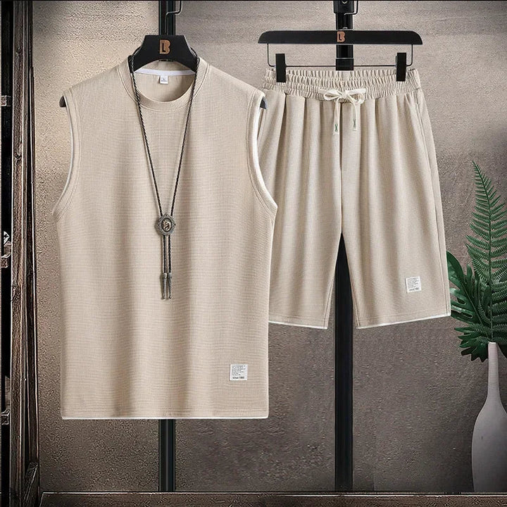 Completo due pezzi uomo estivo con canotta e shorts nido d'ape. Pantaloncini con coulisse per comfort casual.