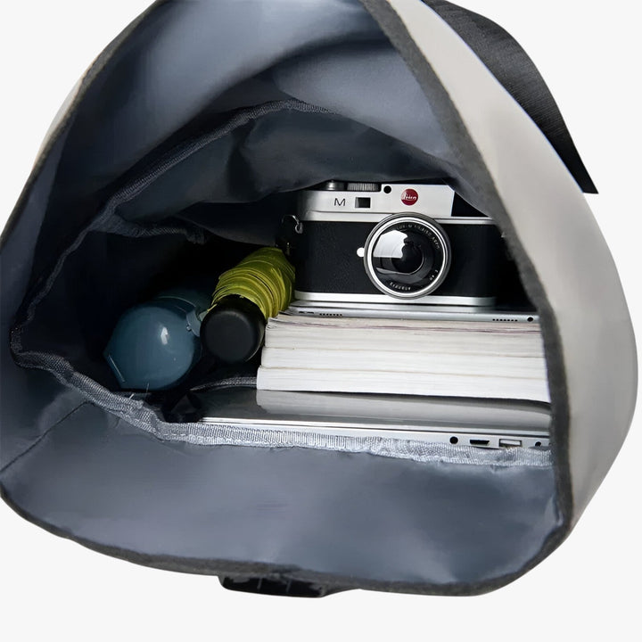 Zaino roll top uomo nero, ergonomico e capiente, per affrontare ogni avventura urbana o outdoor.