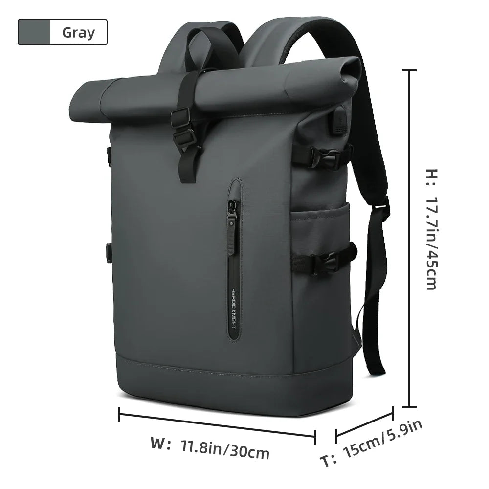 Zaino uomo roll-top con porta USB su scrivania, pronto per ufficio, università o viaggio.