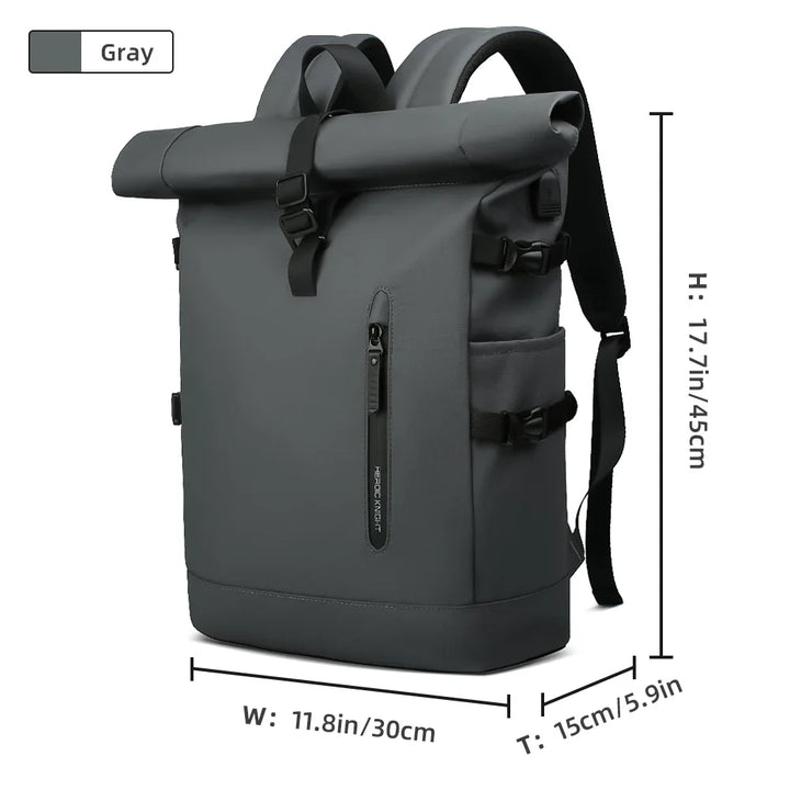 Zaino uomo roll-top con porta USB su scrivania, pronto per ufficio, università o viaggio.