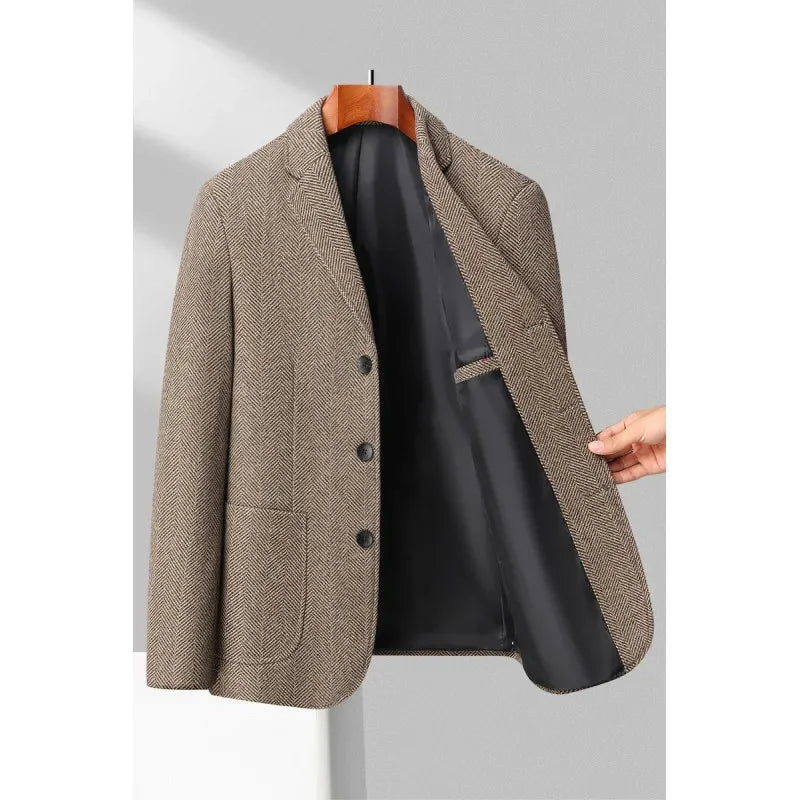 Blazer da uomo sartoriale, leggero e foderato, ideale per abbigliamento elegante e formale. Moda uomo versatile.