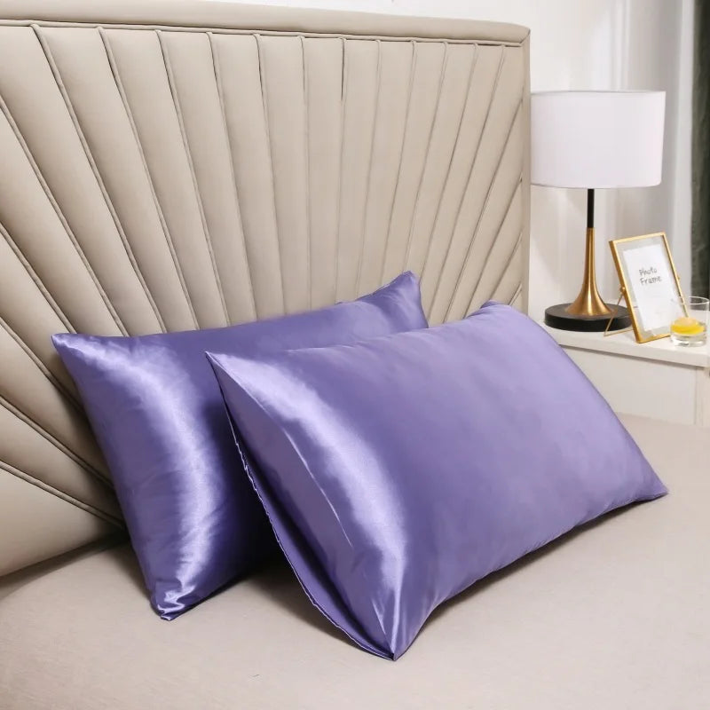 Biancheria da letto elegante: federe in seta per benessere e sonno rinfrescante.