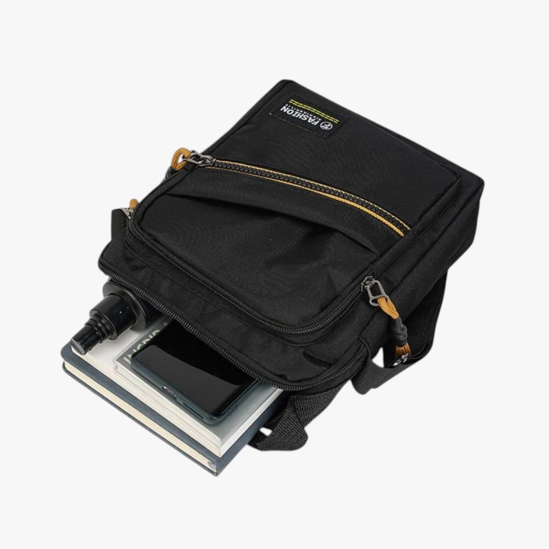 Borsa uomo blu messenger compatta, con tracolla, stile casual e pratica per viaggi.