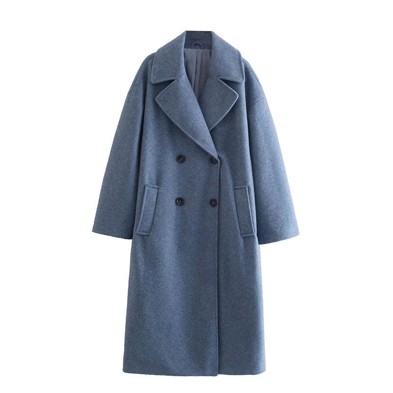 Dettaglio bavero su cappotto lungo doppiopetto donna, eleganza senza tempo.