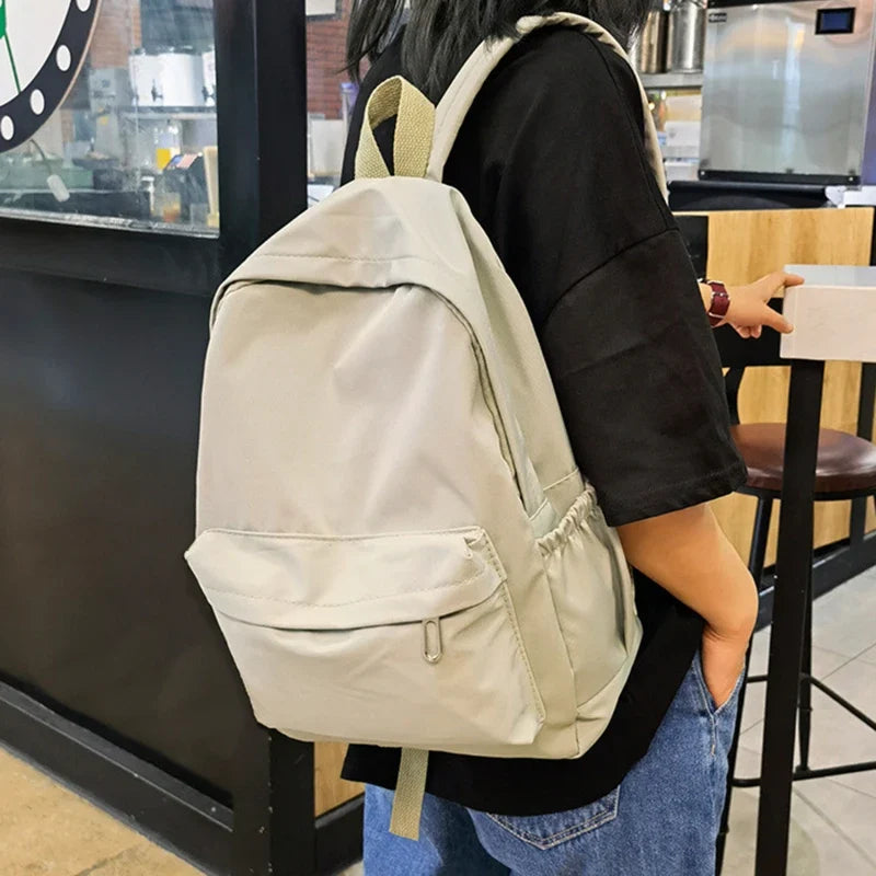 Zaino donna versatile per scuola, università e viaggi, in resistente nylon impermeabile.
