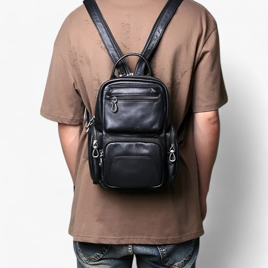 Elegante zaino donna nero trasformabile, usabile anche come borsa. Pratico e chic per ogni occasione.