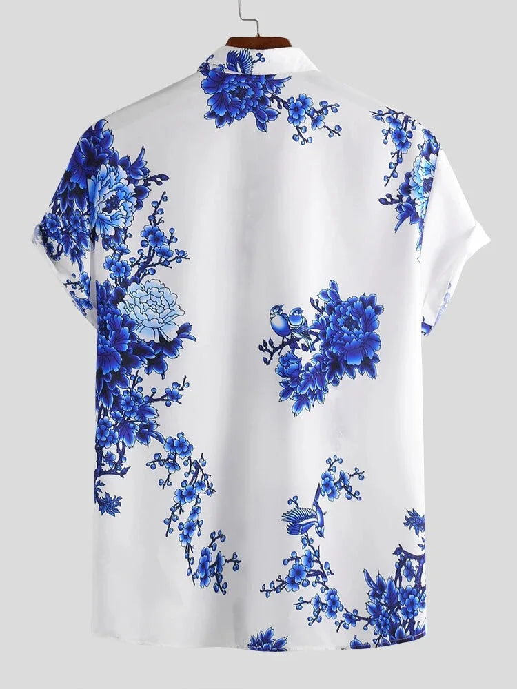 Camicia uomo casual estiva, fantasia floreale dettagliata e bottoni frontali. Perfetta per un comfort quotidiano con stile.