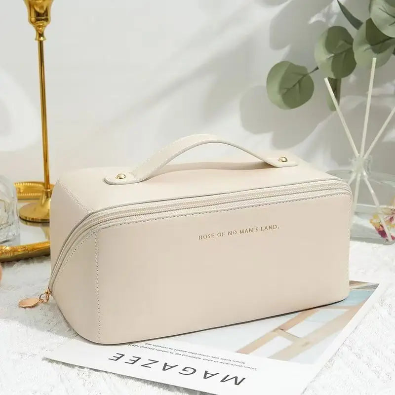 Beauty case da viaggio donna chic, con manico robusto e zip, ideale per organizzare portatrucchi e accessori beauty.