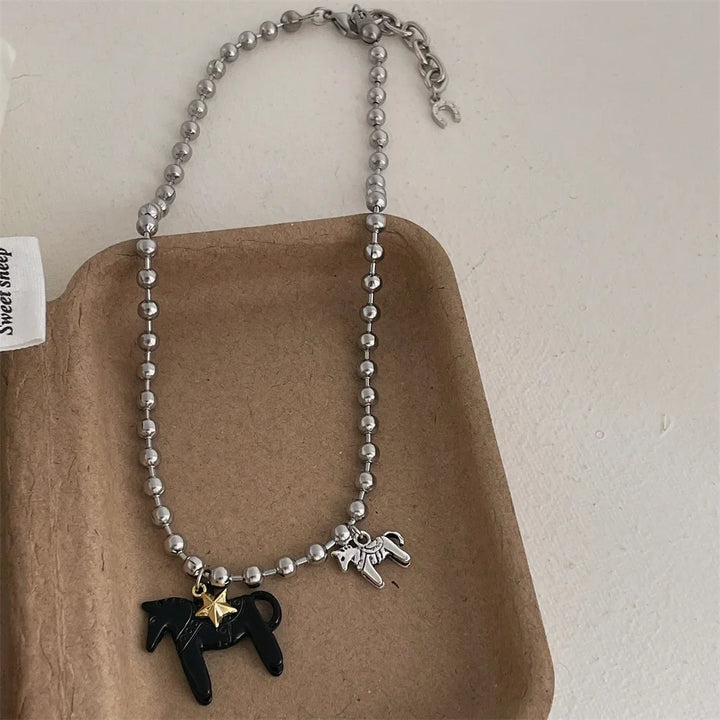 Accessorio donna: collana con ciondolo a cavallo smaltato in argento, ideale per un look raffinato.