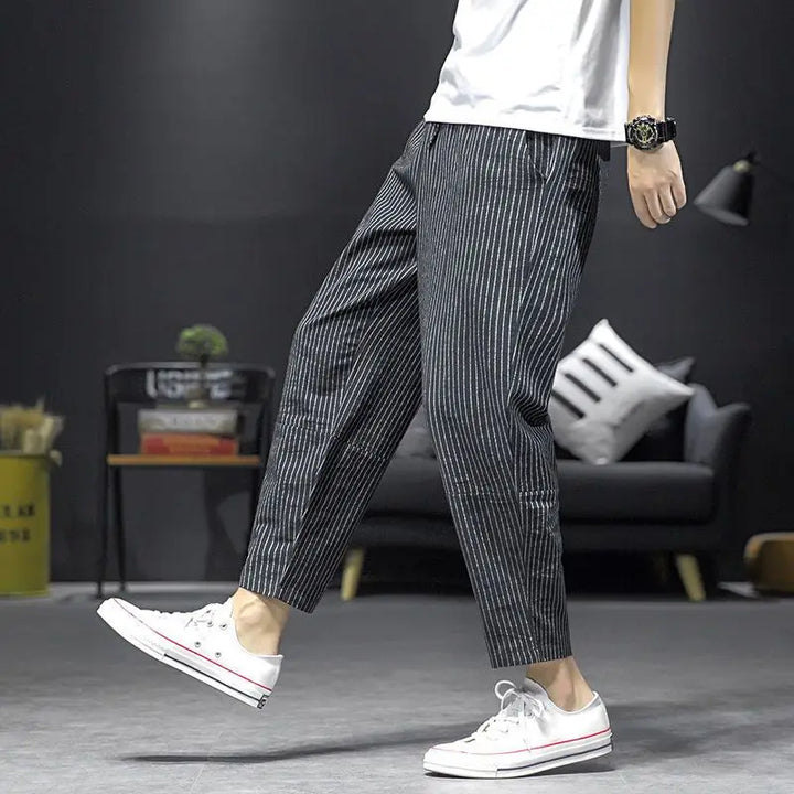 Pantaloni da uomo a righe eleganti con vita elasticizzata e taglio alla caviglia. Ottimo comfort per l'estate.