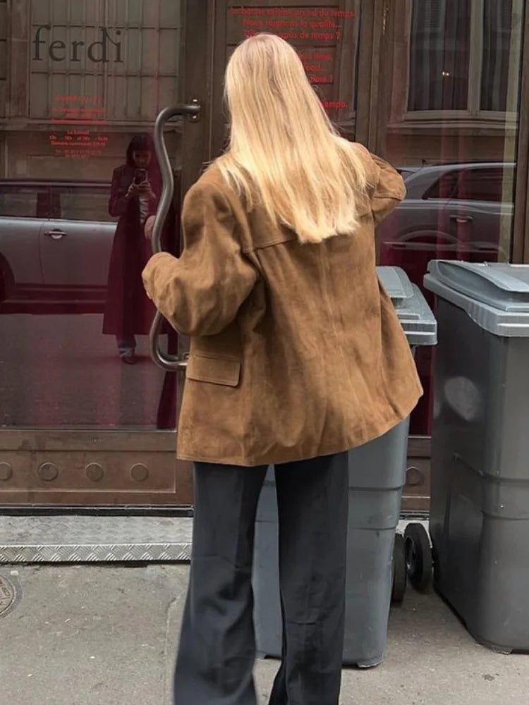Elegante giacca autunnale da donna con tasche frontali, perfetta per la moda femminile di stagione.