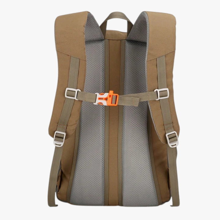 Zaino outdoor uomo, vista laterale con cinghie di compressione, perfetto per trekking e sport.