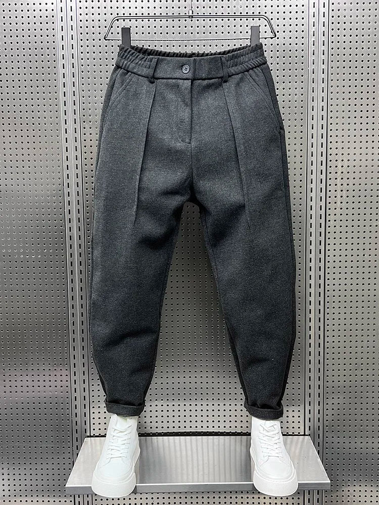 Pantaloni uomo slim fit eleganti, perfetti per look formali, casual chic o lavoro.
