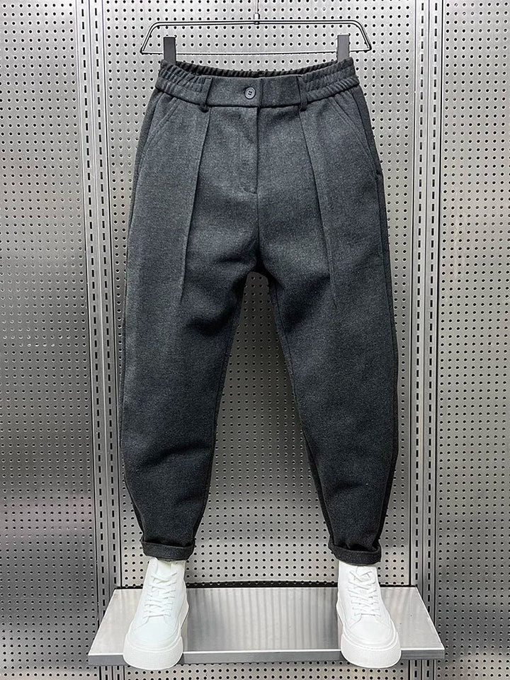 Pantaloni uomo slim fit eleganti, perfetti per look formali, casual chic o lavoro.