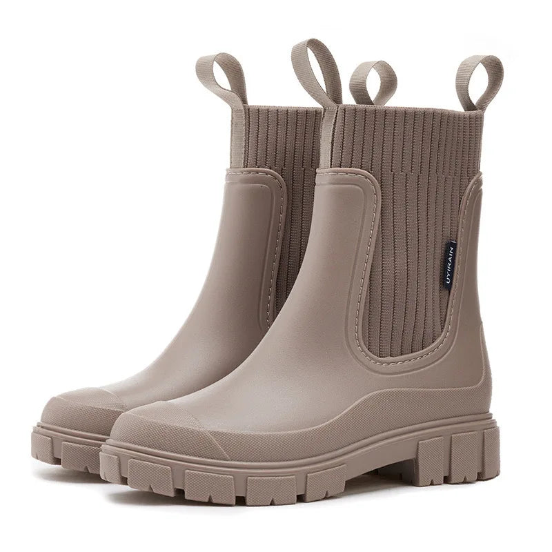 Stivali da pioggia donna. Calzature impermeabili ed eleganti, ideali per protezione pioggia e stile moda inverno.