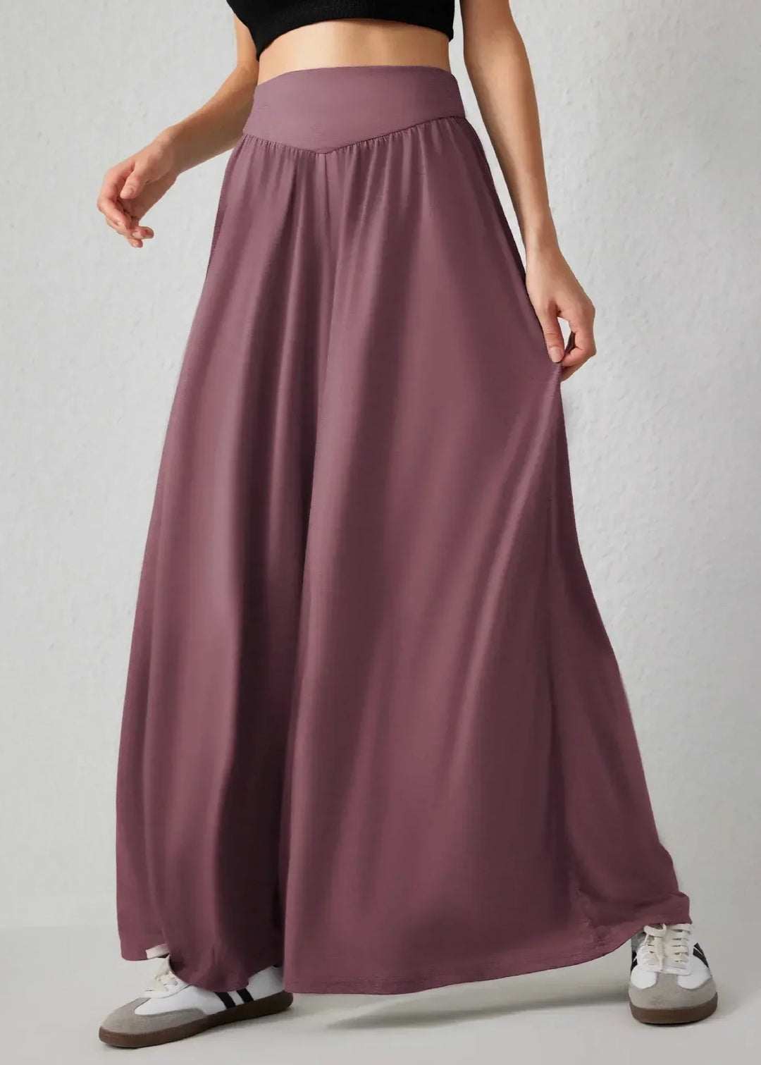 Abbigliamento estivo donna: pantaloni a gamba larga, morbidi, con comoda vita elasticizzata.