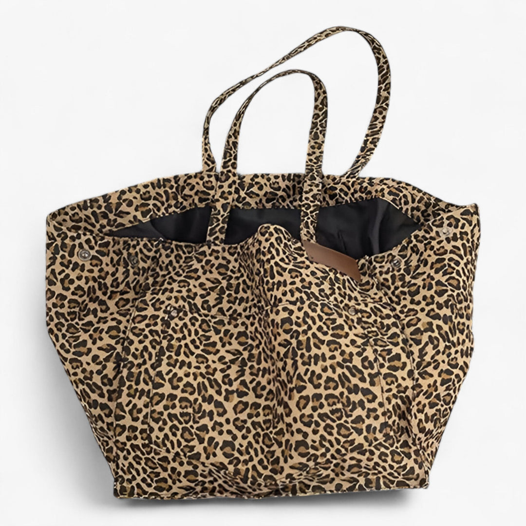 Donna con borsa tote leopardata ampia, accessorio moda chic che completa outfit casual ed eleganti.