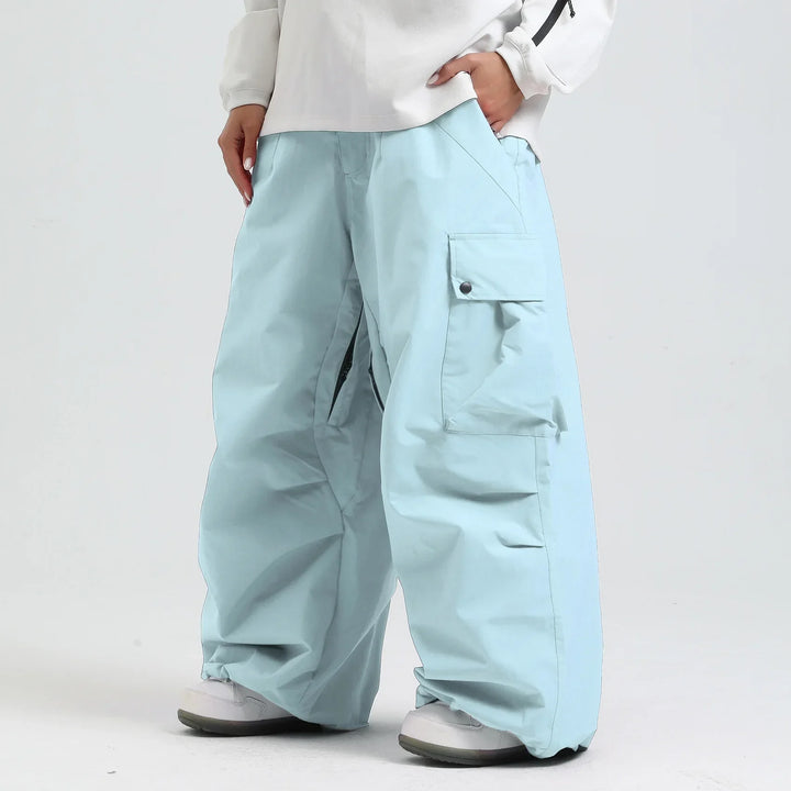 Dettaglio tessuto: pantaloni sci uomo resistenti, traspiranti. Perfetti per abbigliamento invernale tecnico.