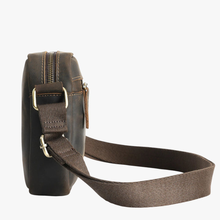 Borsa a tracolla uomo marrone con motivo leone. Robusta e pratica per affrontare la giornata con stile.