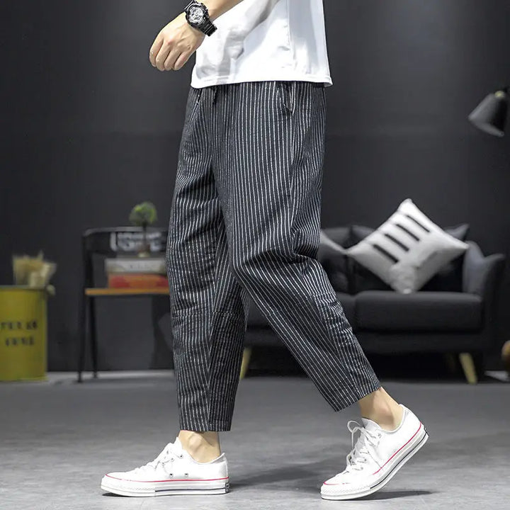 Pantaloni uomo eleganti a righe con vita elasticizzata, lunghezza alla caviglia. Perfetti per outfit estivi casual e comodi.