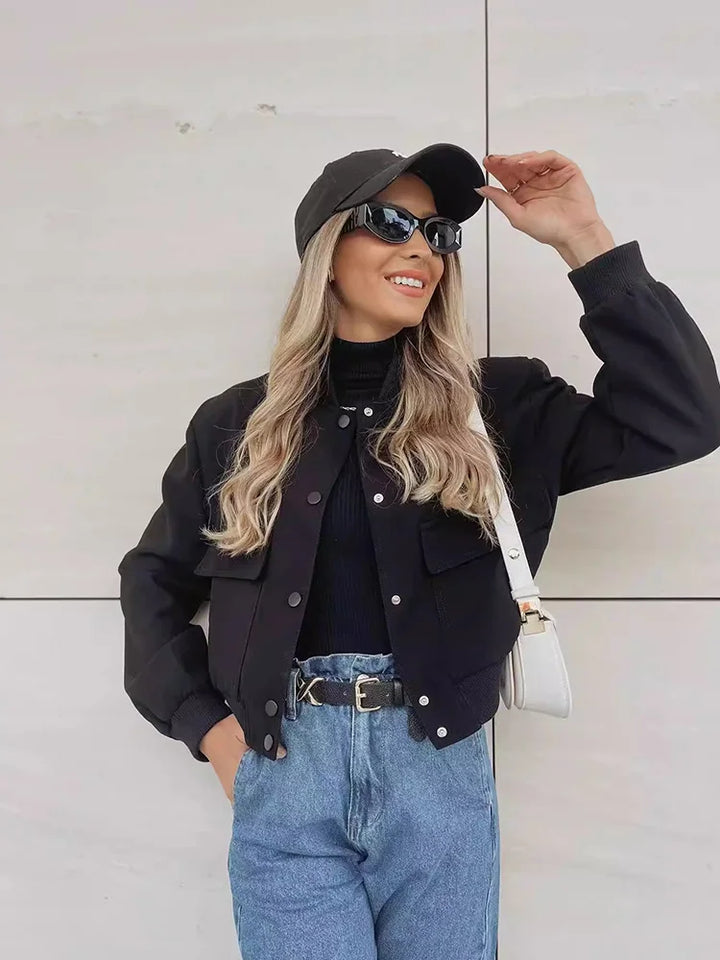 Giacca corta donna con bottoni e silhouette moderna. Ideale per un comfort quotidiano, stile casual inverno.