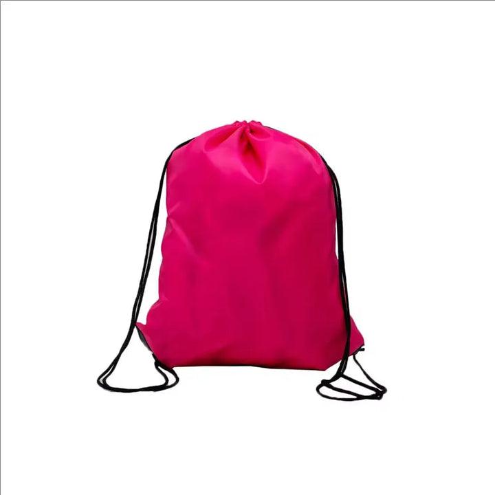 Accessorio unisex, sacca sportiva versatile in poliestere, con coulisse, disponibile in nero, azzurro e rosa.