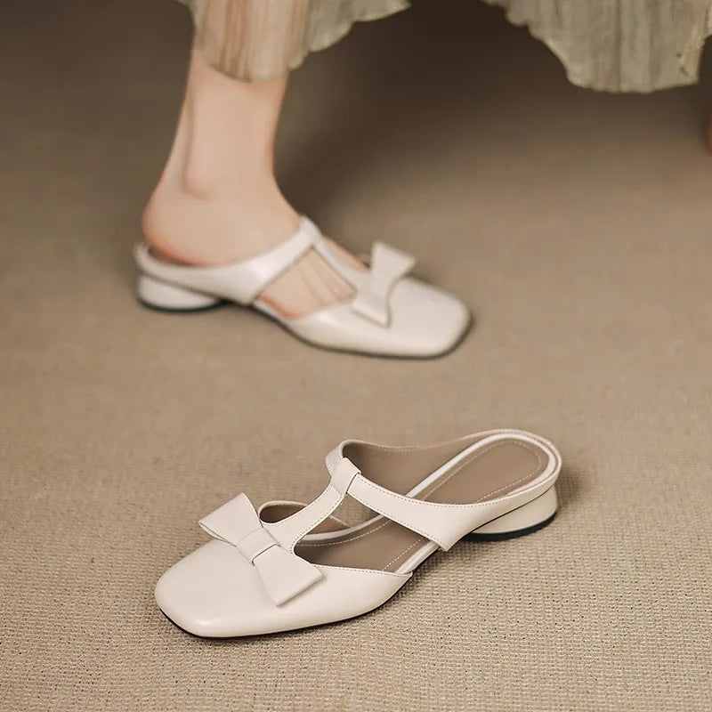 Mule donna eleganti con tacco largo comodo, fiocco raffinato e punta quadrata. Ideali per look estivi.