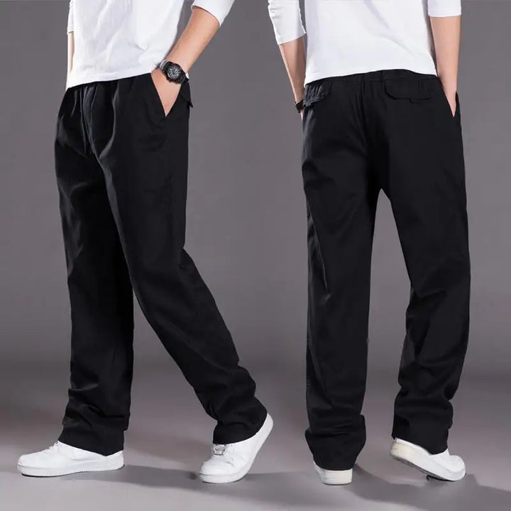 Pantaloni cargo comodi da uomo con vita elastica e tasche laterali. Ideali per il tuo look quotidiano.