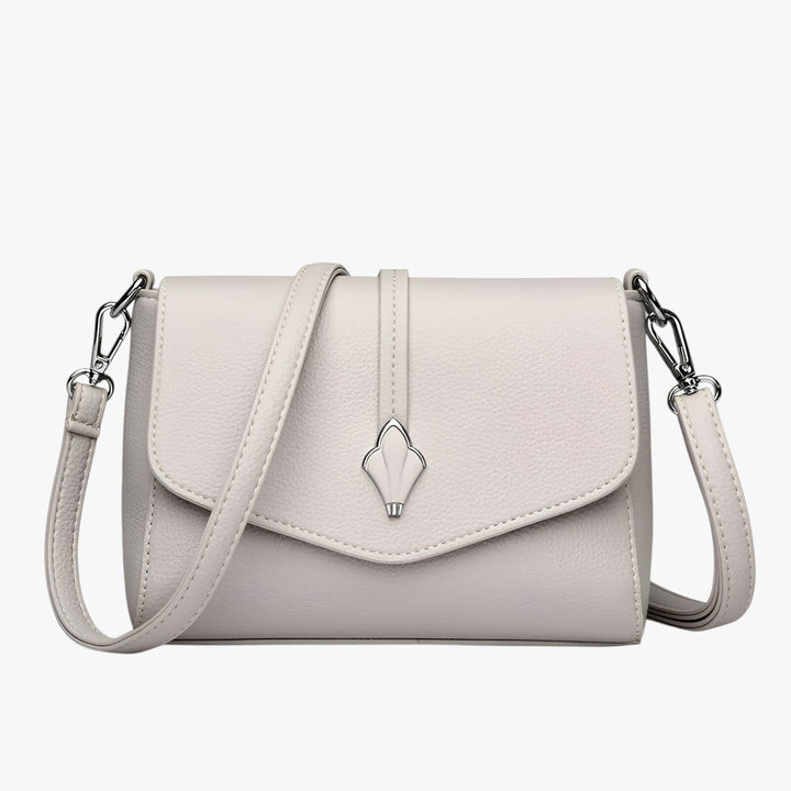 Borsa a tracolla versatile con patta, ideale per la donna moderna, unisce moda e praticità quotidiana.