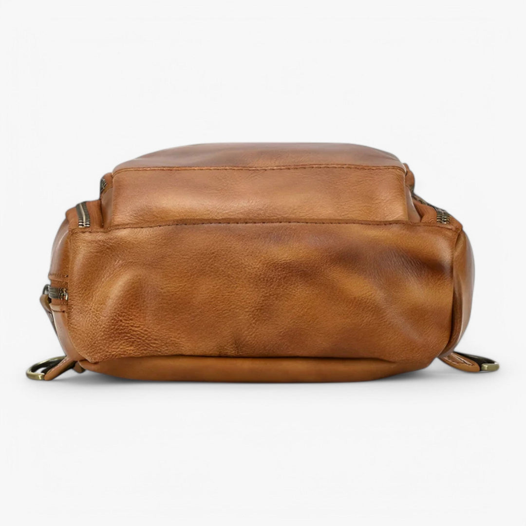 Uomo indossa borsa da petto multiscomparto marrone caffè, accessorio pratico per la vita di tutti i giorni.