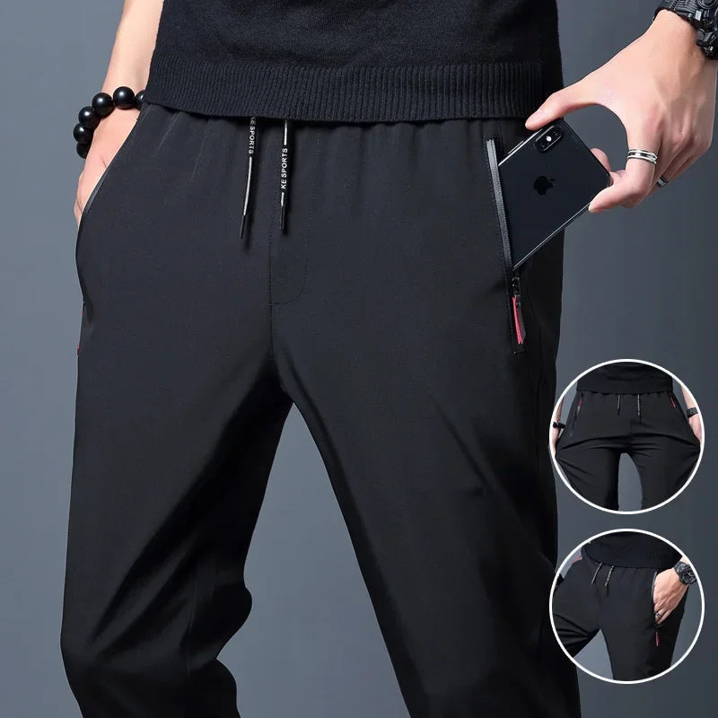 Pantaloni uomo slim casual grigi con vita elastica e tasche zip per massimo comfort.