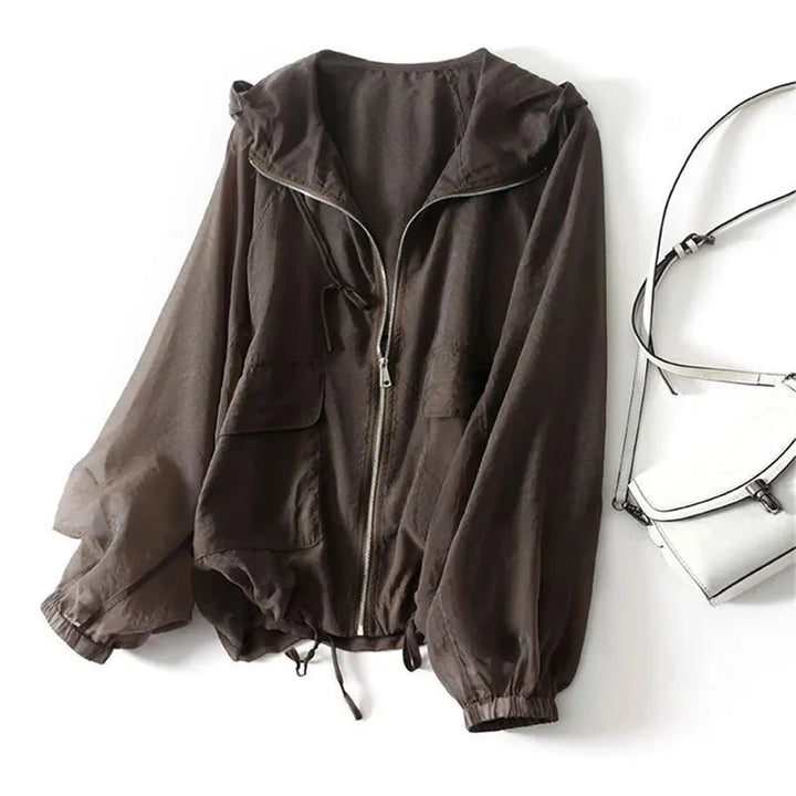 Capospalla donna impermeabile con cappuccio, vestibilità comoda, stile moderno per praticità quotidiana.