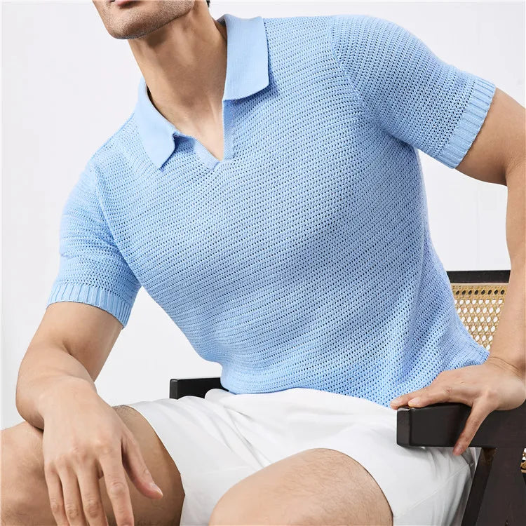 Moda uomo estiva: polo con scollo a V e manica corta. Un capo versatile per ogni occasione chic.