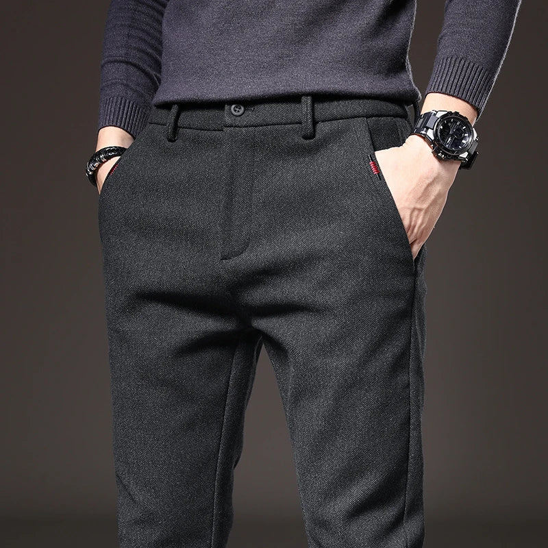 Pantaloni slim fit grigi chiari da uomo, ideali per un look elegante, contemporaneo e disinvolto.