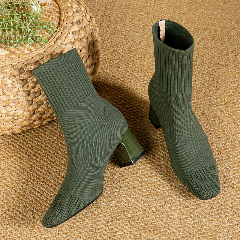 Stivaletti donna alla moda, neri e versatili, con tacco robusto per un tocco elegante autunno inverno.