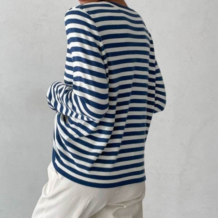 Maglione girocollo donna a righe, vestibilità ampia. Moda casual e confortevole per look quotidiani.