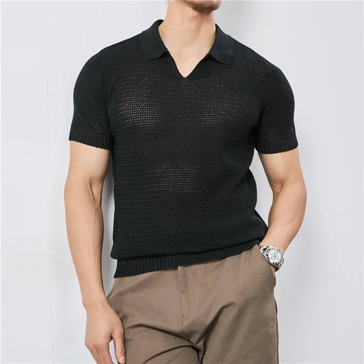 Polo uomo estiva traspirante, scollo a V, manica corta. Ideale per il massimo comfort nelle giornate calde.