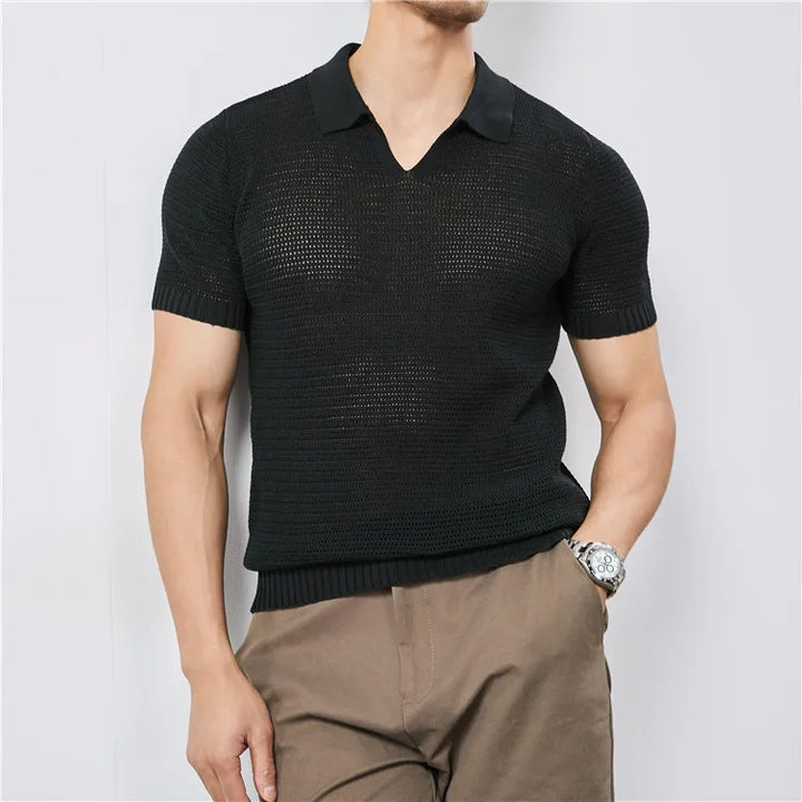 Polo uomo estiva traspirante, scollo a V, manica corta. Ideale per il massimo comfort nelle giornate calde.
