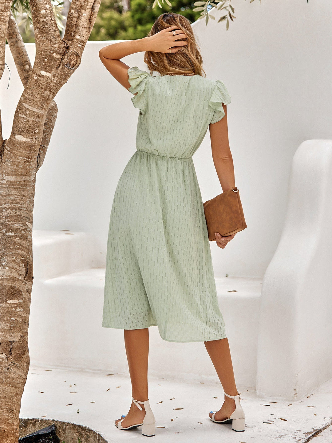 Abito midi donna con volant e scollo a V, elegante e leggero. Perfetto per primavera ed estate, look casual chic.
