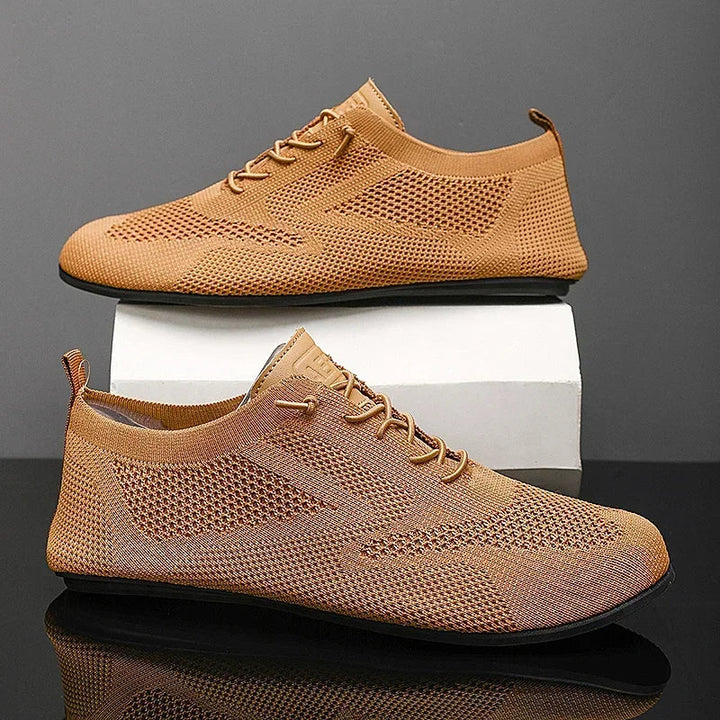 Sneakers uomo casual traspiranti con lacci, leggere e comode per stile versatile e comfort quotidiano.