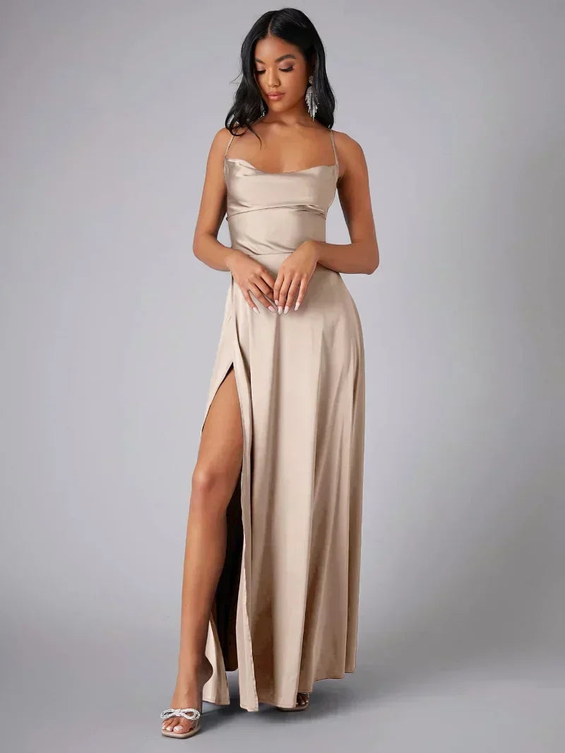 Abito da sera donna in satin lucido, schiena scoperta e spacco. Perfetto per cerimonie e feste eleganti.