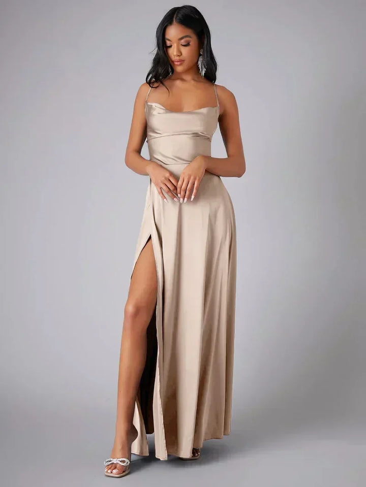 Abito da sera donna in satin lucido, schiena scoperta e spacco. Perfetto per cerimonie e feste eleganti.