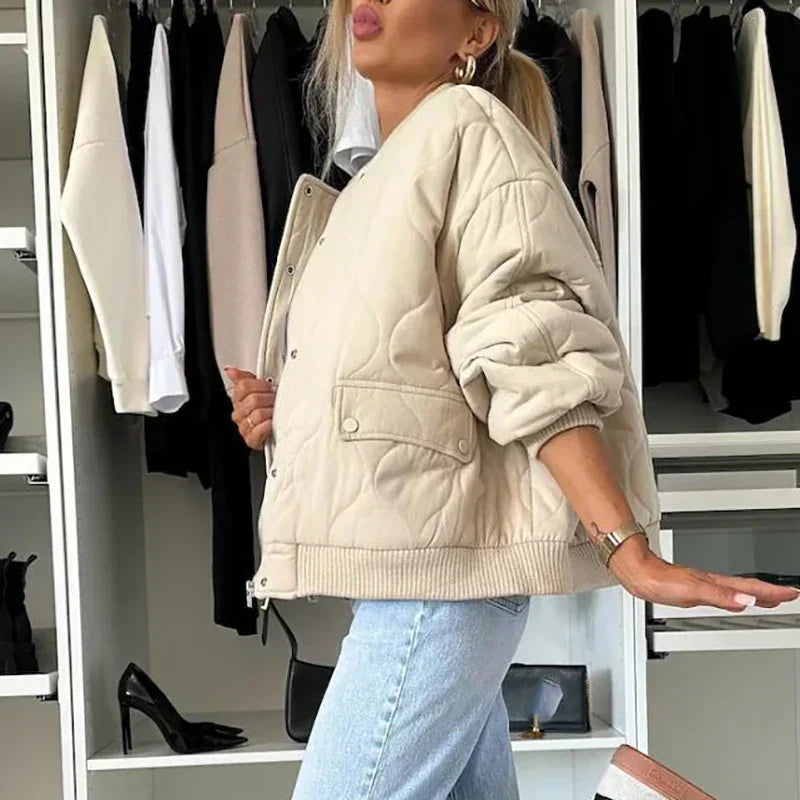 Giacca bomber donna foderata per calore e comfort, ideale come capospalla versatile per la moda autunnale.